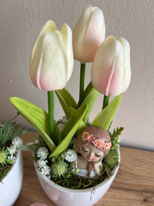Tulipános asztali dekoráció-rózsaszín/fehér kerámia kaspóban, lánnyal - Image 4