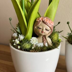 Tulipános asztali dekoráció-rózsaszín/fehér kerámia kaspóban, lánnyal - Image 2