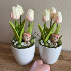 Tulipános asztali dekoráció-rózsaszín/fehér kerámia kaspóban, lánnyal