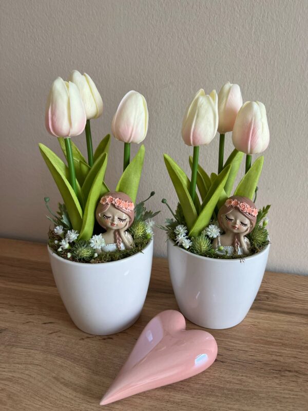 Tulipános asztali dekoráció-rózsaszín/fehér kerámia kaspóban, lánnyal