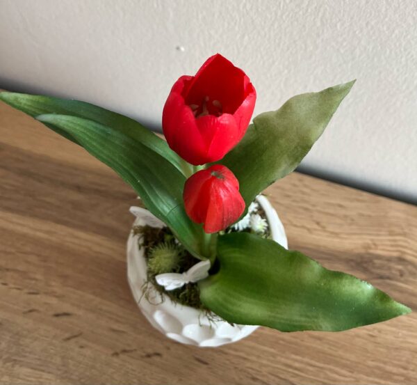 Élethű tulipános gömb kaspós dekoráció pillangókkal-piros - Image 4