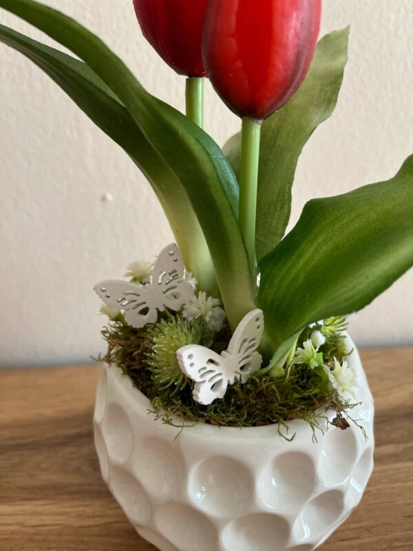 Élethű tulipános gömb kaspós dekoráció pillangókkal-piros - Image 3