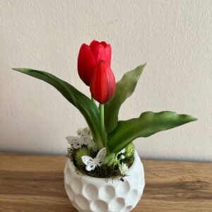 Élethű tulipános gömb kaspós dekoráció pillangókkal-piros