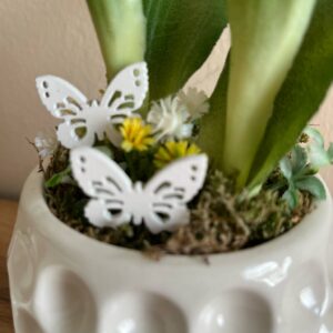 Élethű tulipános gömb kaspós dekoráció pillangókkal-sárga - Image 4