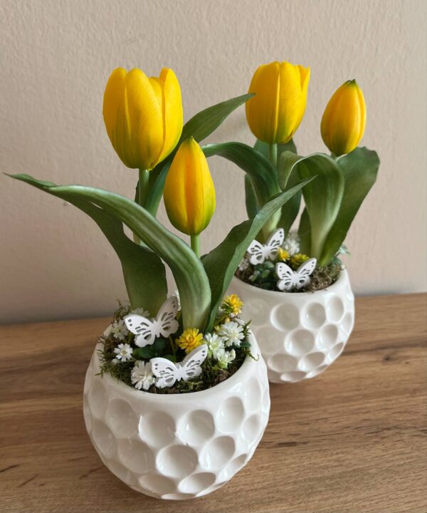 Élethű tulipános gömb kaspós dekoráció pillangókkal-sárga - Image 5