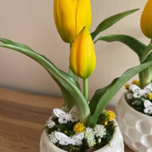 Élethű tulipános gömb kaspós dekoráció pillangókkal-sárga - Image 3