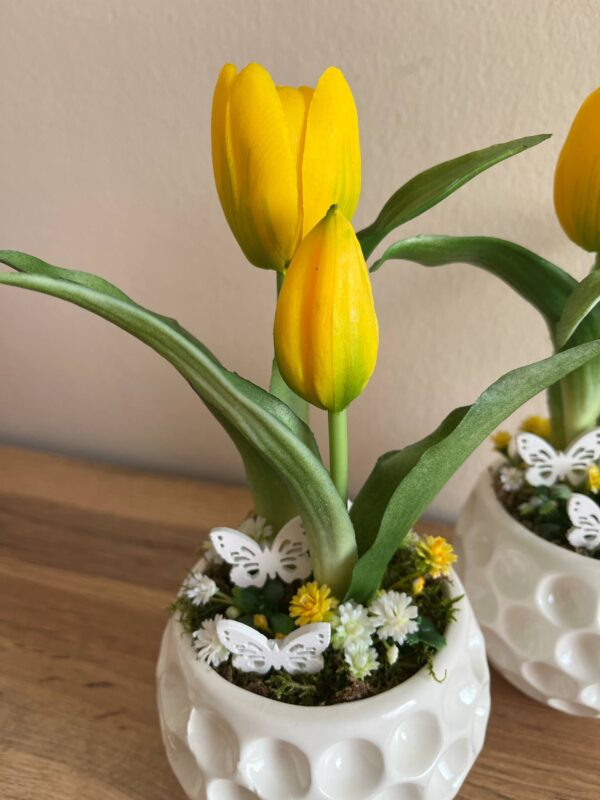 Élethű tulipános gömb kaspós dekoráció pillangókkal-sárga - Image 3