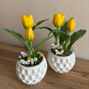 Élethű tulipános gömb kaspós dekoráció pillangókkal-sárga