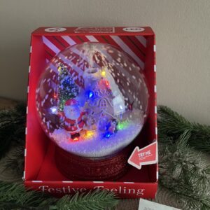 Zenélő/világító elektromos havazógömb mézeskalács házzal