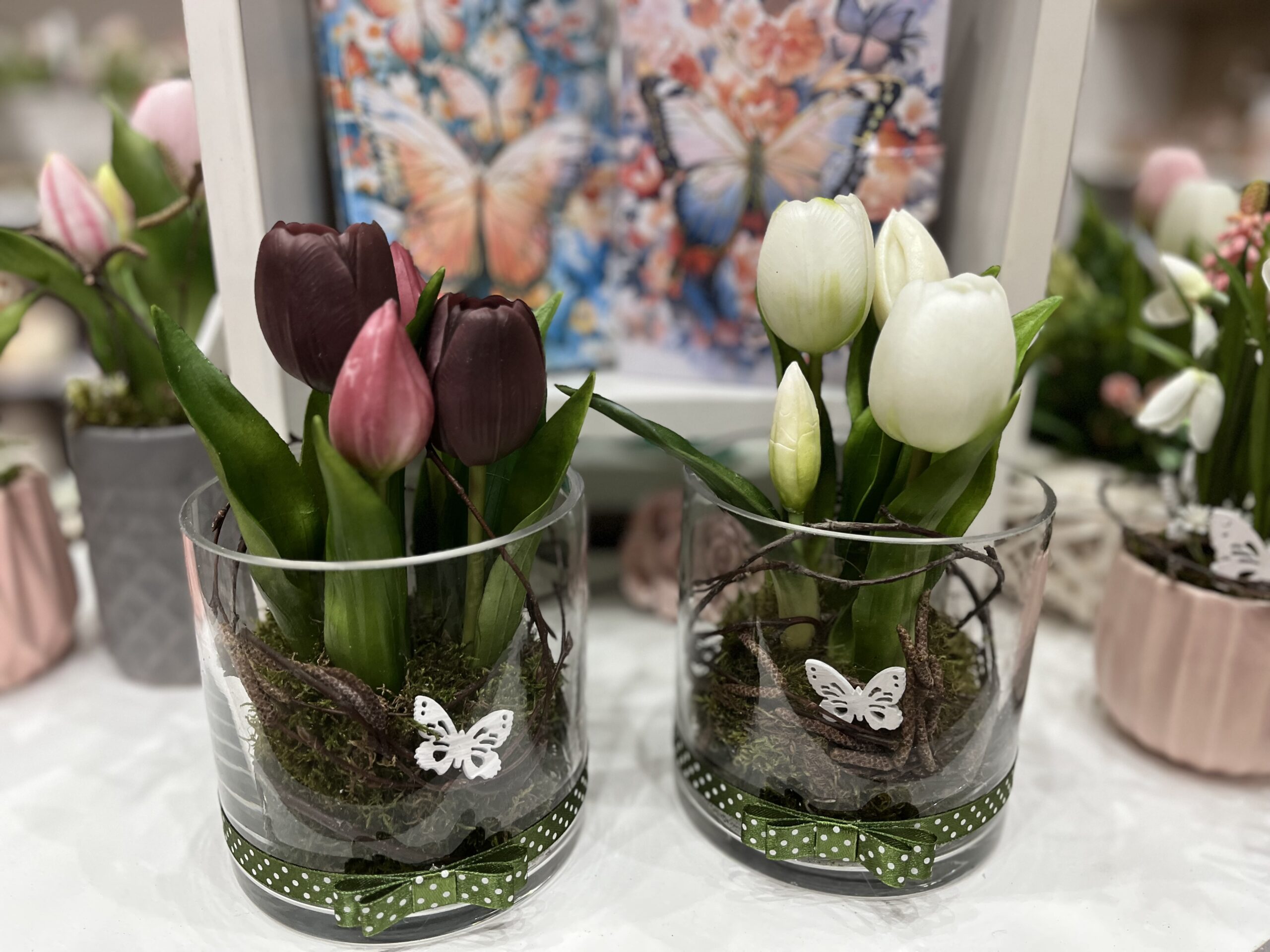 Élethű tulipánok üveghengerben pillangóval-fehér